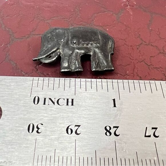 Vintage Metal Elephant Pin Brooch – Rustic Blackened Finish - Picture 8 of 9